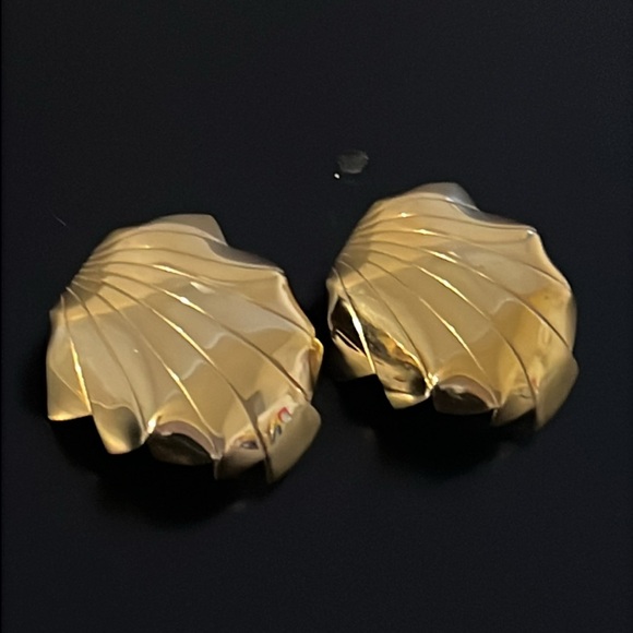 Y2K Givenchy Shiny Gold Plated Etched Abstract Runway Clip Earrings - Picture 8 of 15